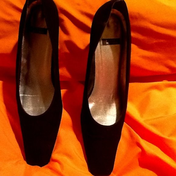 Stuart Weitzman black suede pump - Picture 1 of 3